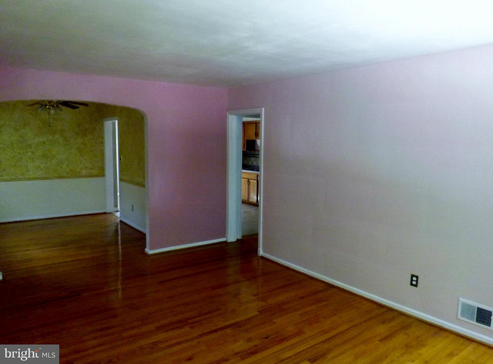 9809 East Light Drive Silver Spring, MD 20903 - Photo 5 of 27 Living Room