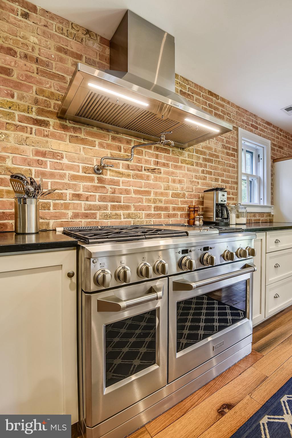 528 Wilson Road Annapolis, MD 21401 - Photo 13 of 90 Double oven stove with hood