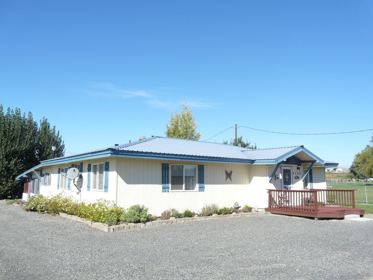 2350 Duffield Road Moxee, WA 98936 - Photo 1 of 21 a front view of a house with a garden