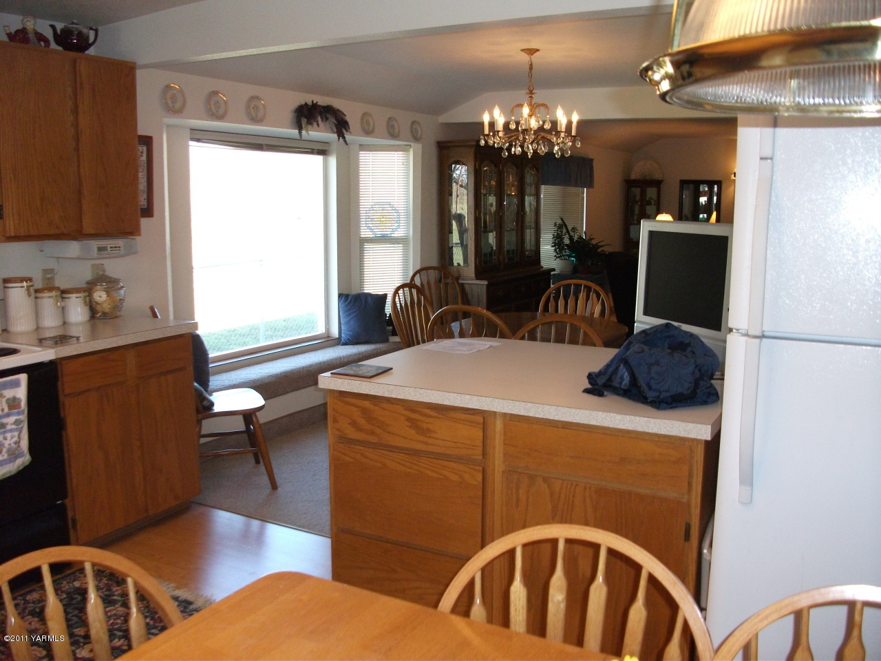 2350 Duffield Road Moxee, WA 98936 - Photo 12 of 21 a dining room with furniture and chandelier