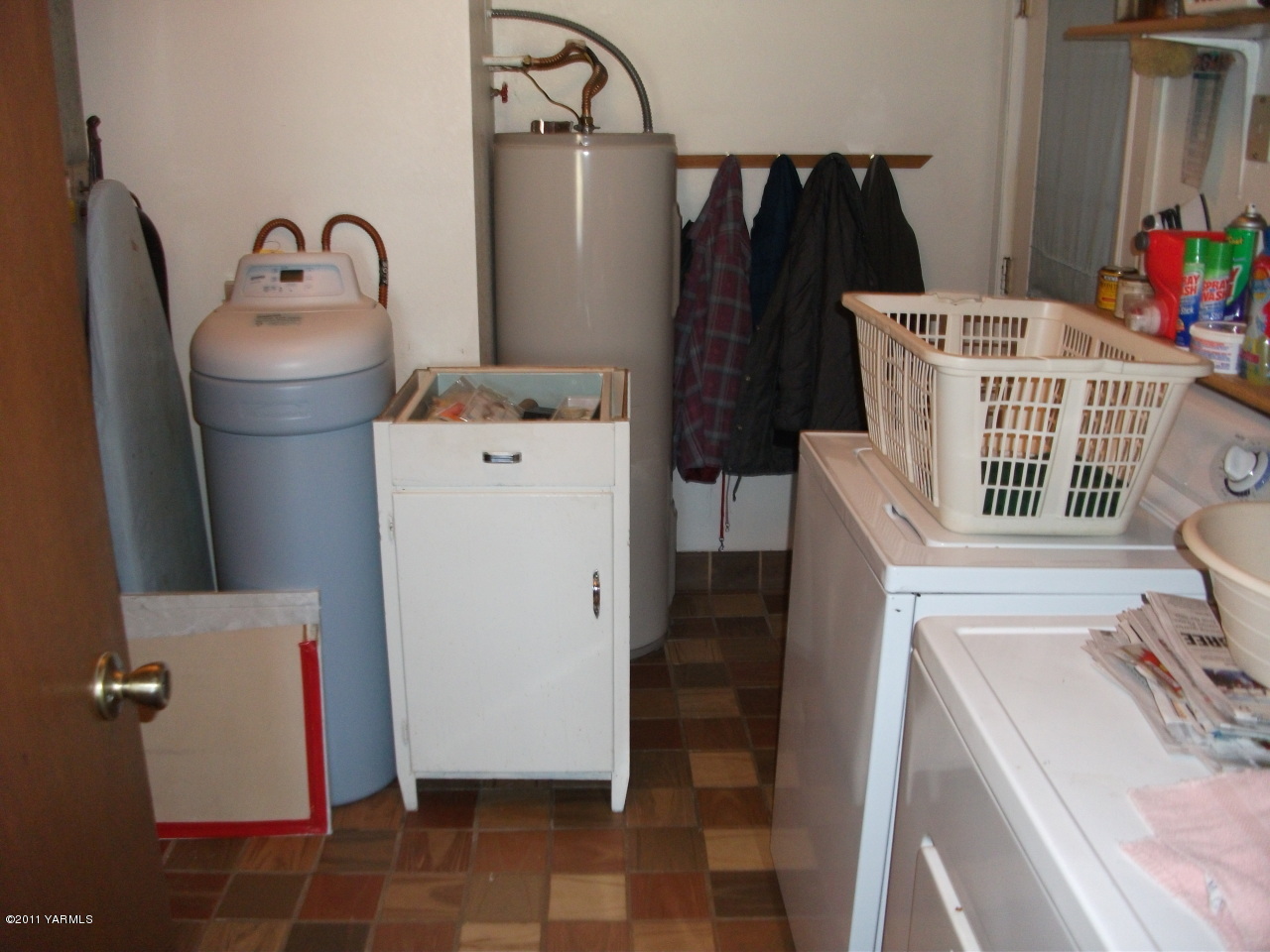 2350 Duffield Road Moxee, WA 98936 - Photo 14 of 21 a utility room with dryer and washer