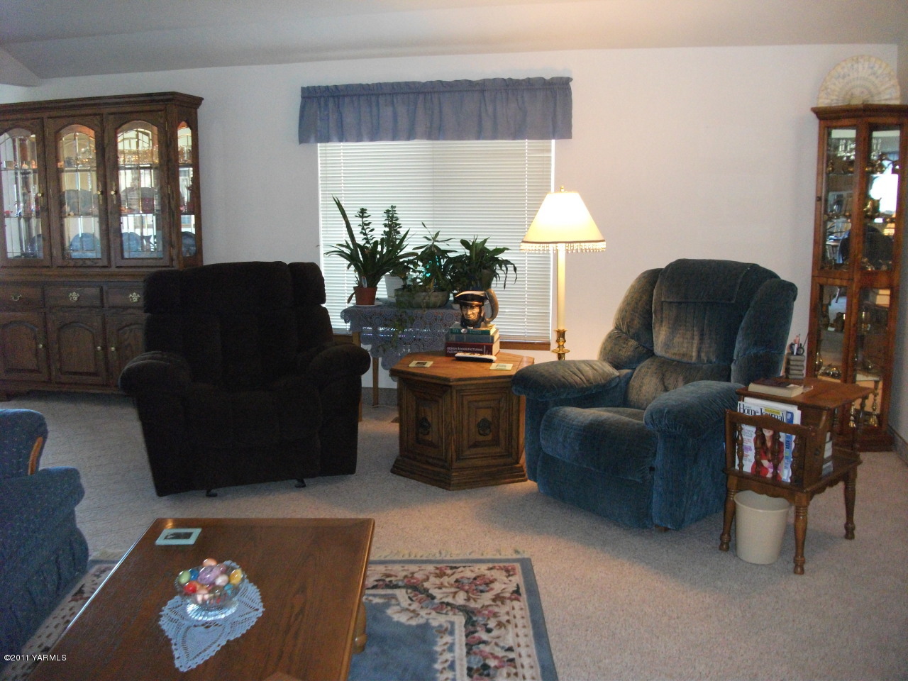 2350 Duffield Road Moxee, WA 98936 - Photo 15 of 21 a living room with furniture and a window