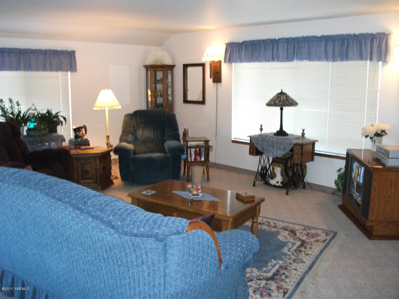 2350 Duffield Road Moxee, WA 98936 - Photo 16 of 21 a living room with furniture and a large window