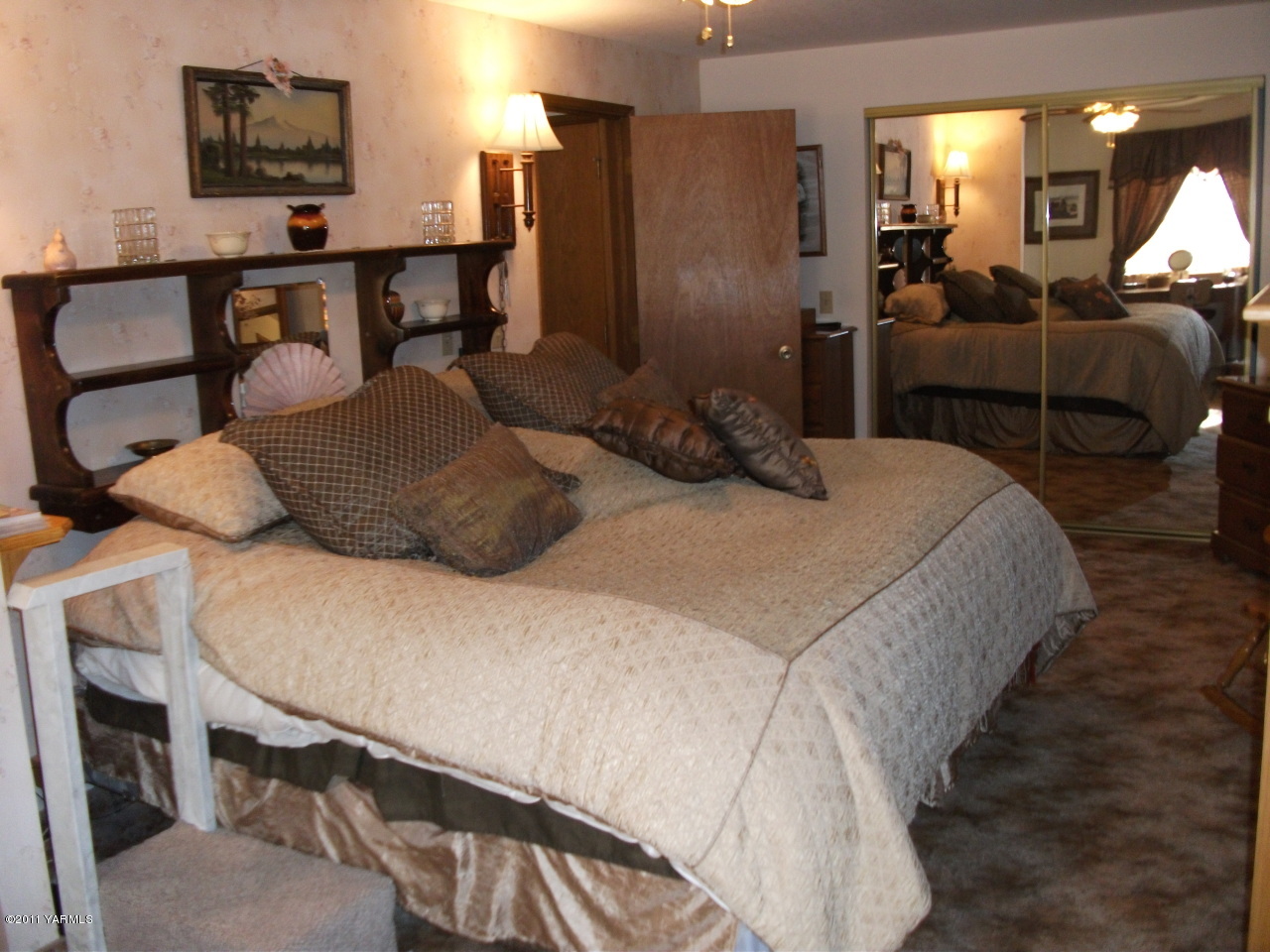 2350 Duffield Road Moxee, WA 98936 - Photo 17 of 21 a bedroom with a bed a desk and chair