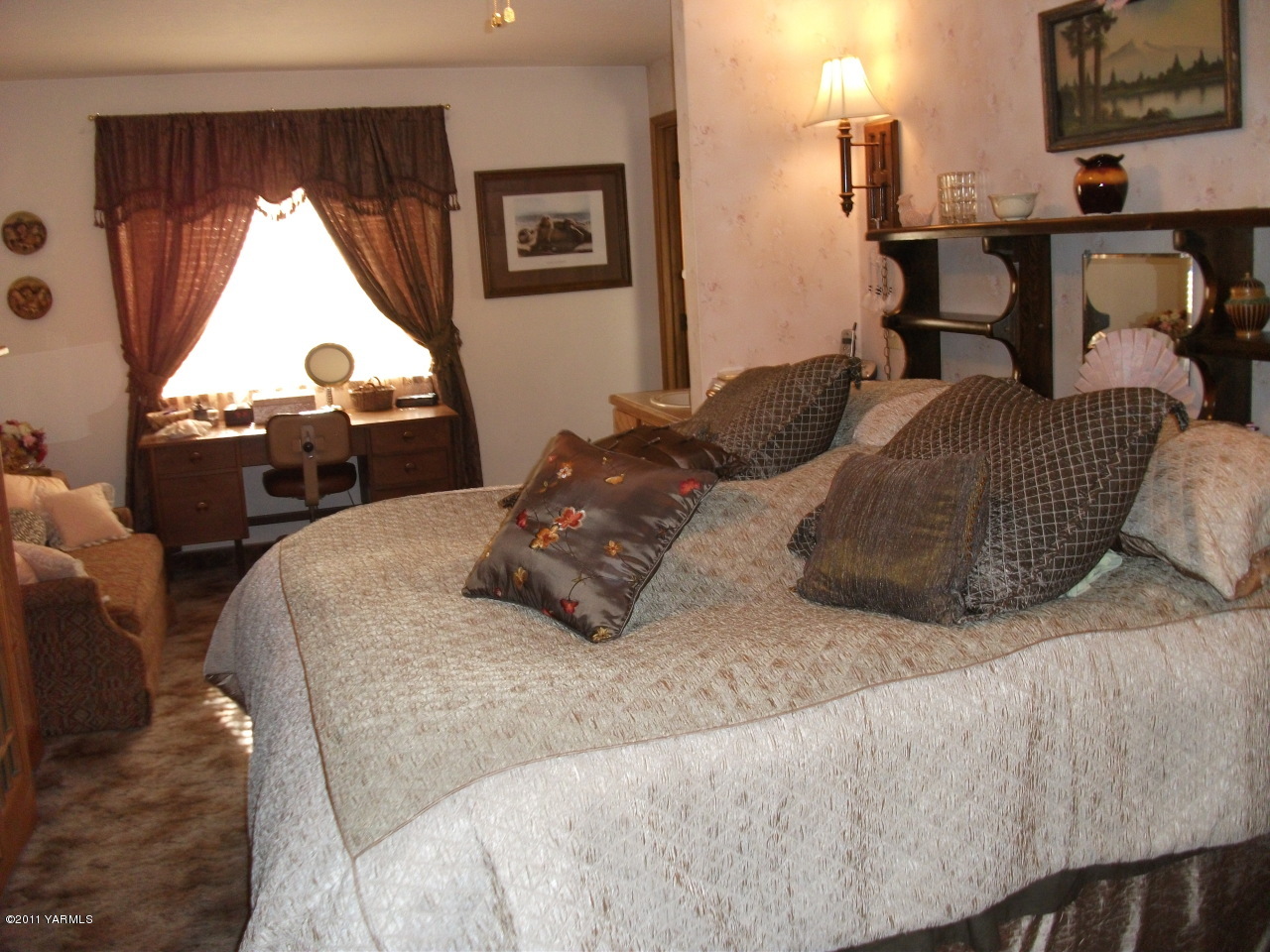 2350 Duffield Road Moxee, WA 98936 - Photo 18 of 21 a large bed sitting in a bedroom next to a window