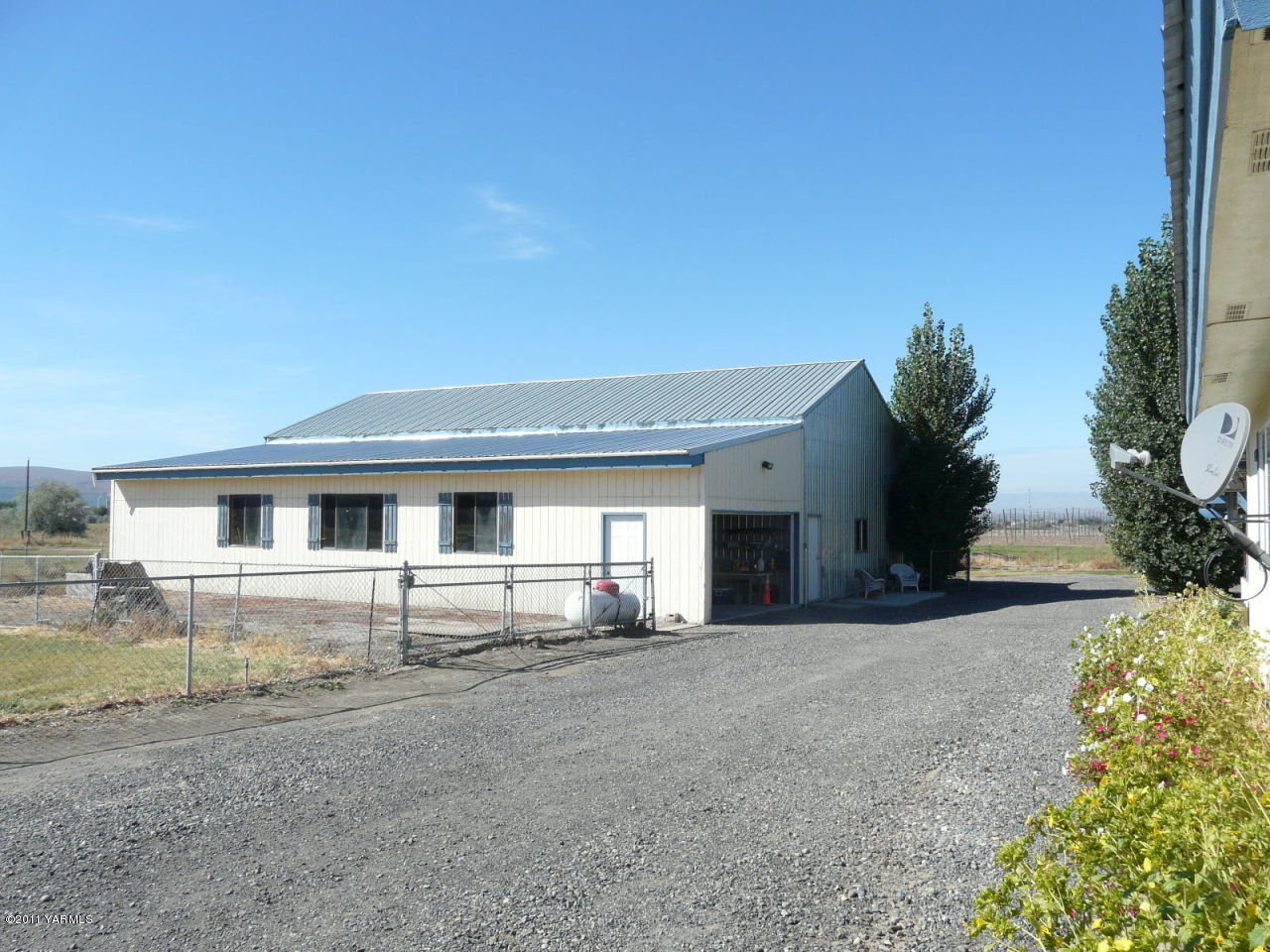 2350 Duffield Road Moxee, WA 98936 - Photo 20 of 21 a front view of a house with a yard and garage