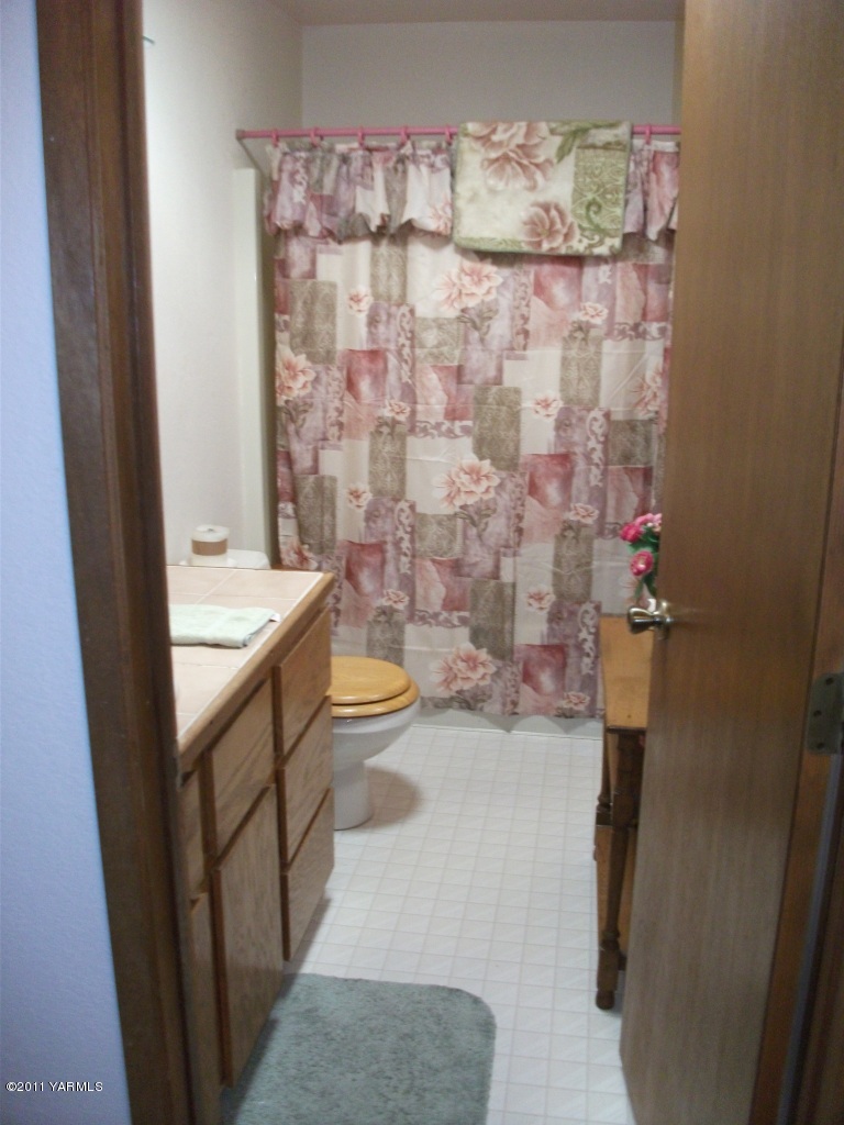 2350 Duffield Road Moxee, WA 98936 - Photo 4 of 21 a bathroom with a sink a toilet and shower