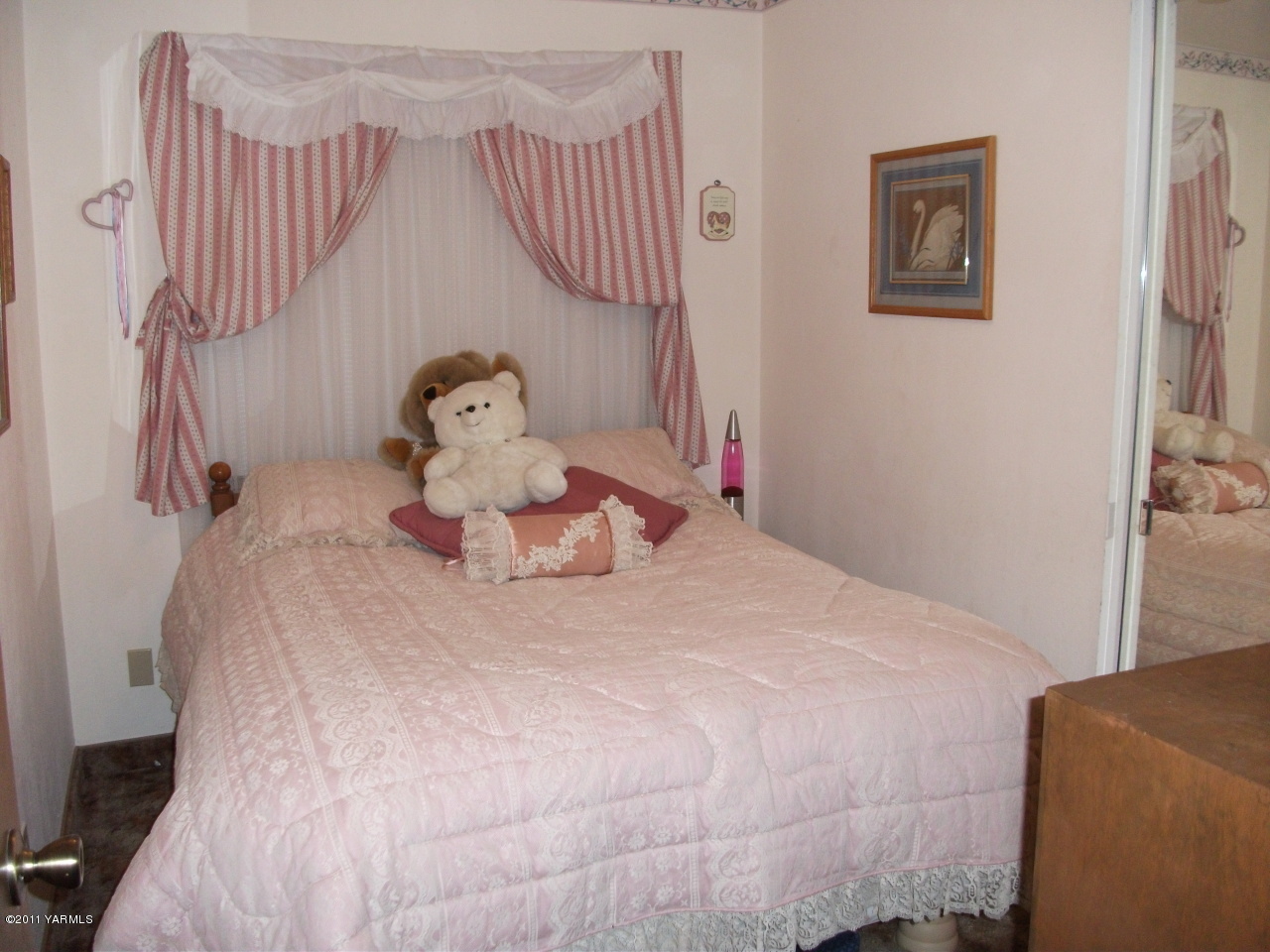 2350 Duffield Road Moxee, WA 98936 - Photo 5 of 21 a bedroom with a bed and a potted plant