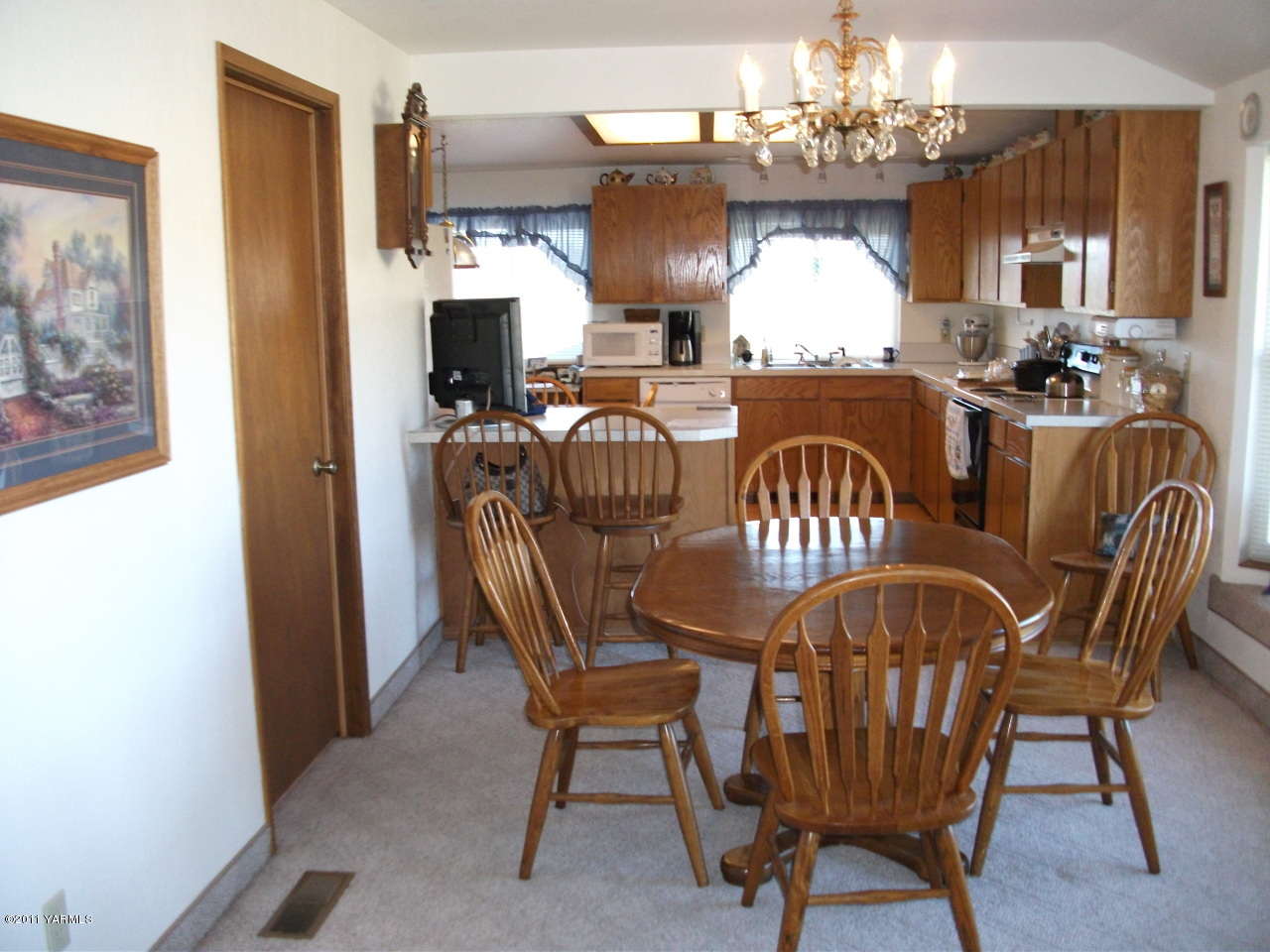 2350 Duffield Road Moxee, WA 98936 - Photo 6 of 21 a dining room with furniture a chandelier and window