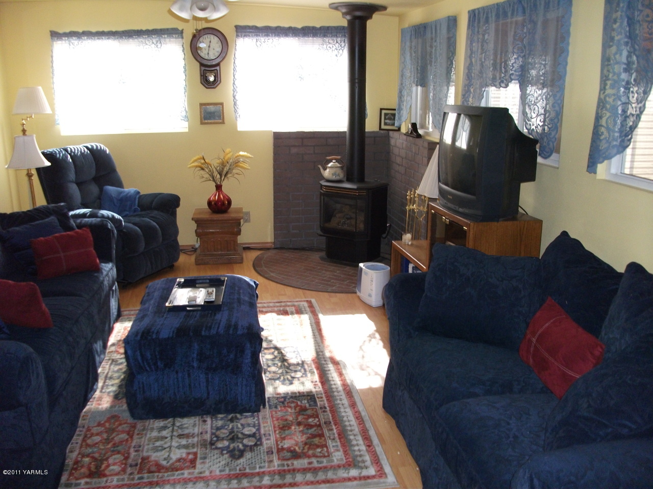 2350 Duffield Road Moxee, WA 98936 - Photo 7 of 21 a living room with furniture and a window