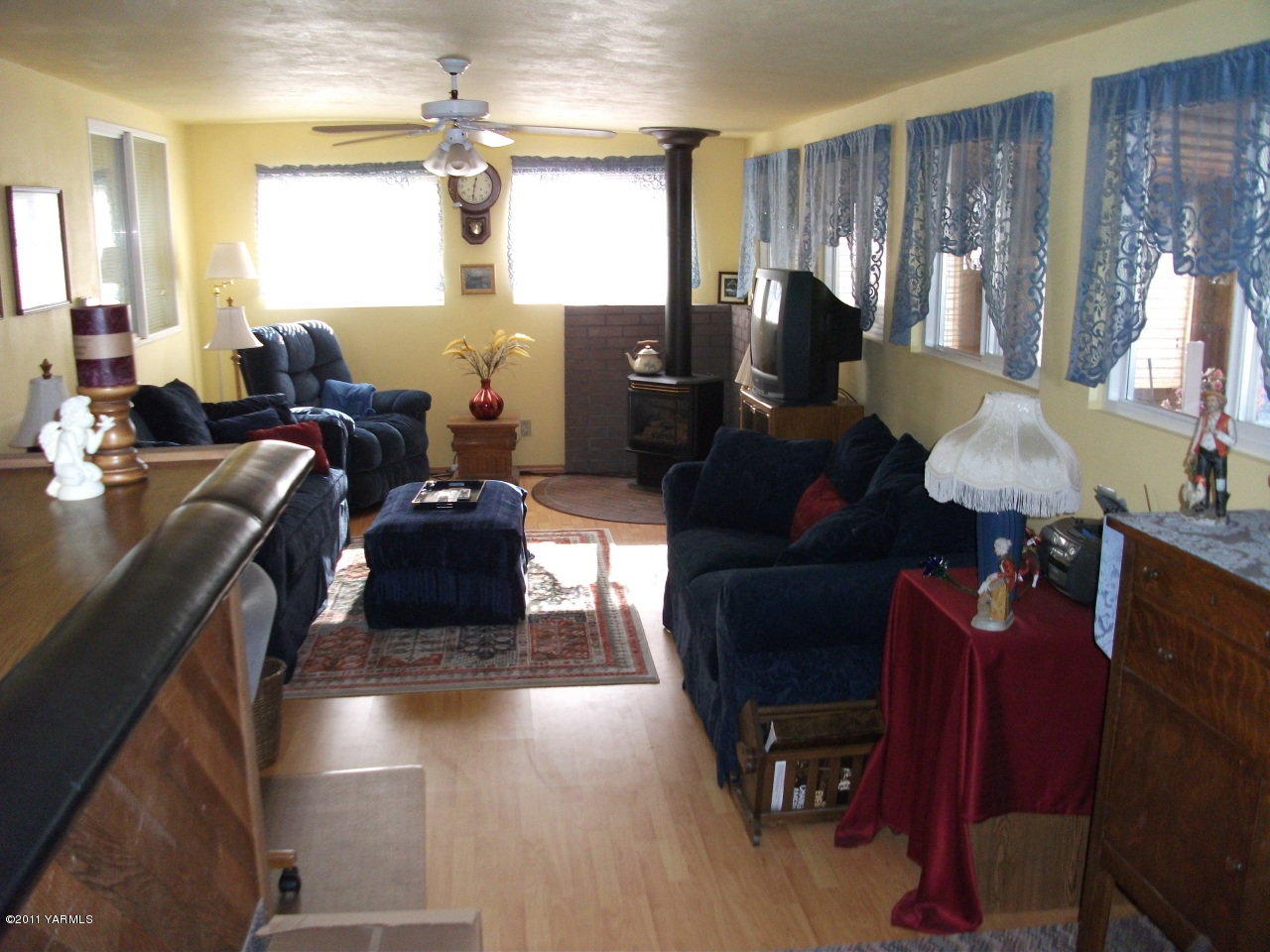 2350 Duffield Road Moxee, WA 98936 - Photo 8 of 21 a living room with furniture and wooden floor