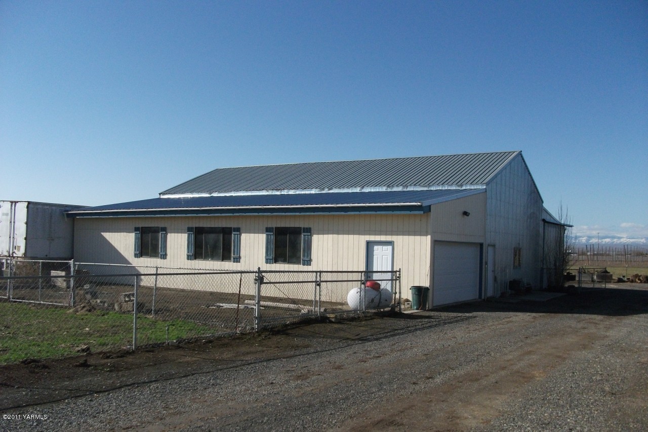 2350 Duffield Road Moxee, WA 98936 - Photo 10 of 21 a front view of a house