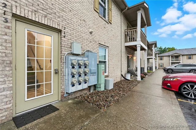 $142,500 | 213 Colonial Club Drive, New Albany, IN 47150