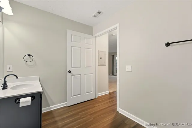 $142,500 | 213 Colonial Club Drive, New Albany, IN 47150