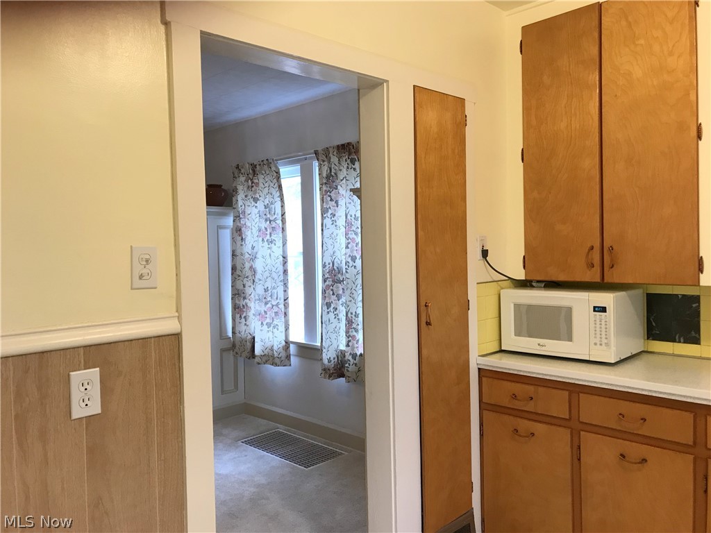 888 Montford Road Cleveland, OH 44121 - Photo 10 of 31
