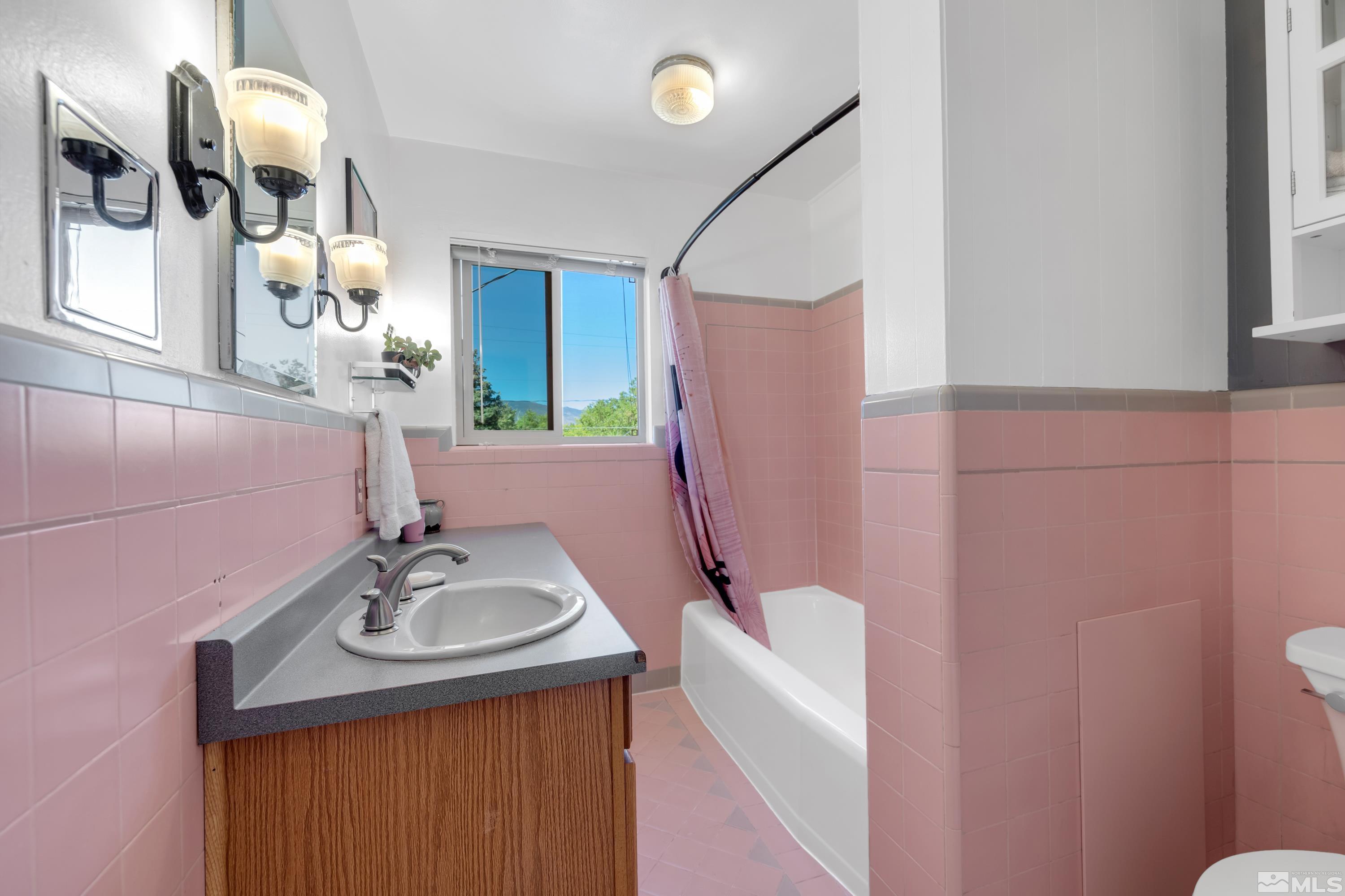1575 Wesley Drive Reno, NV 89503 - Photo 21 of 40 a bathroom with a sink vanity mirror and tub