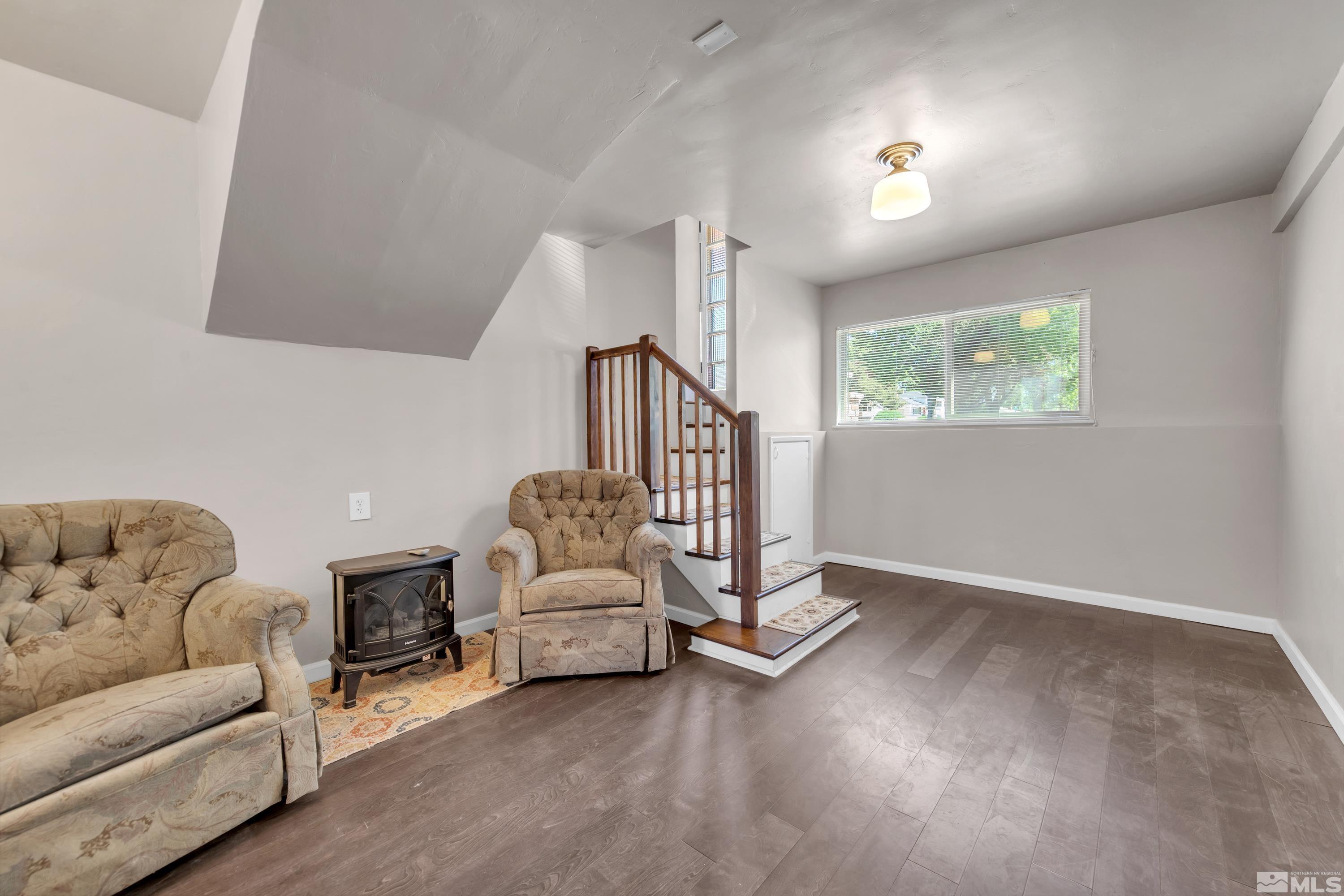 1575 Wesley Drive Reno, NV 89503 - Photo 24 of 40 a living room with furniture and a flat screen tv
