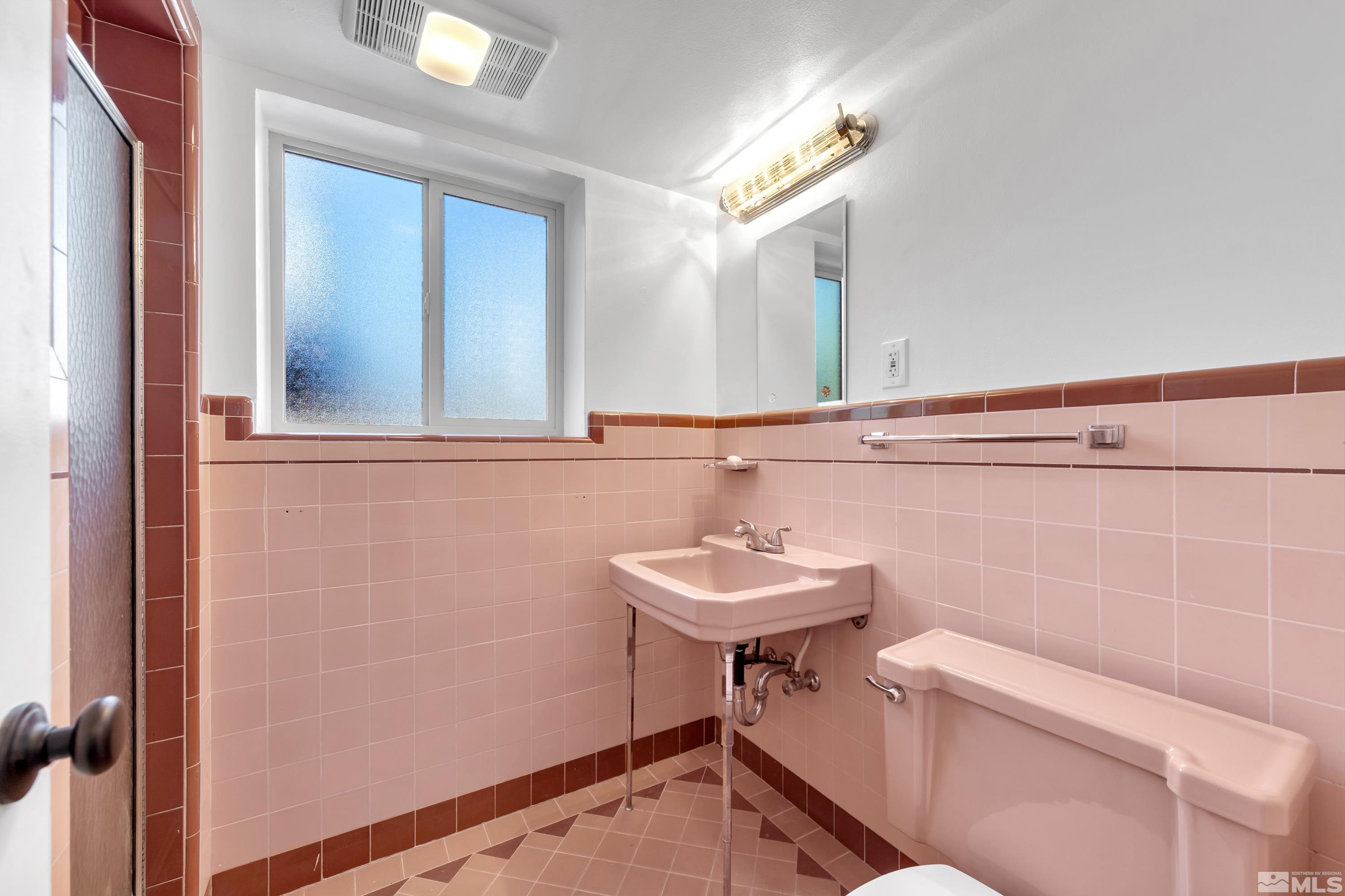 1575 Wesley Drive Reno, NV 89503 - Photo 27 of 40 a bathroom with a sink a toilet and a mirror