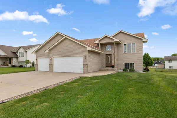 $380,000 | 831 Beech Lane, Annandale, MN 55302