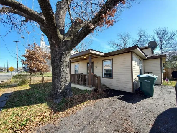 $1,250 | 304 East King Street, Sherman, TX 75090