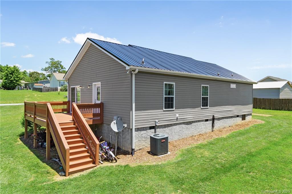 135 Ridge Field Drive Hendersonville, NC 28792 - Photo 26 of 28 a view of a house with a yard and sitting area