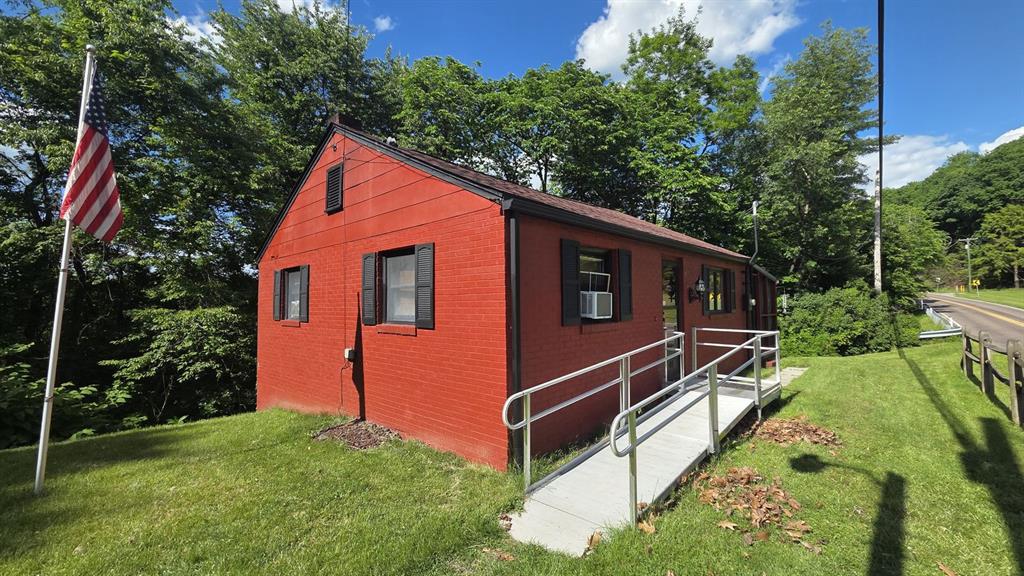 411 La Belle Vue Road Vandergrift, PA 15690 - Photo 3 of 10