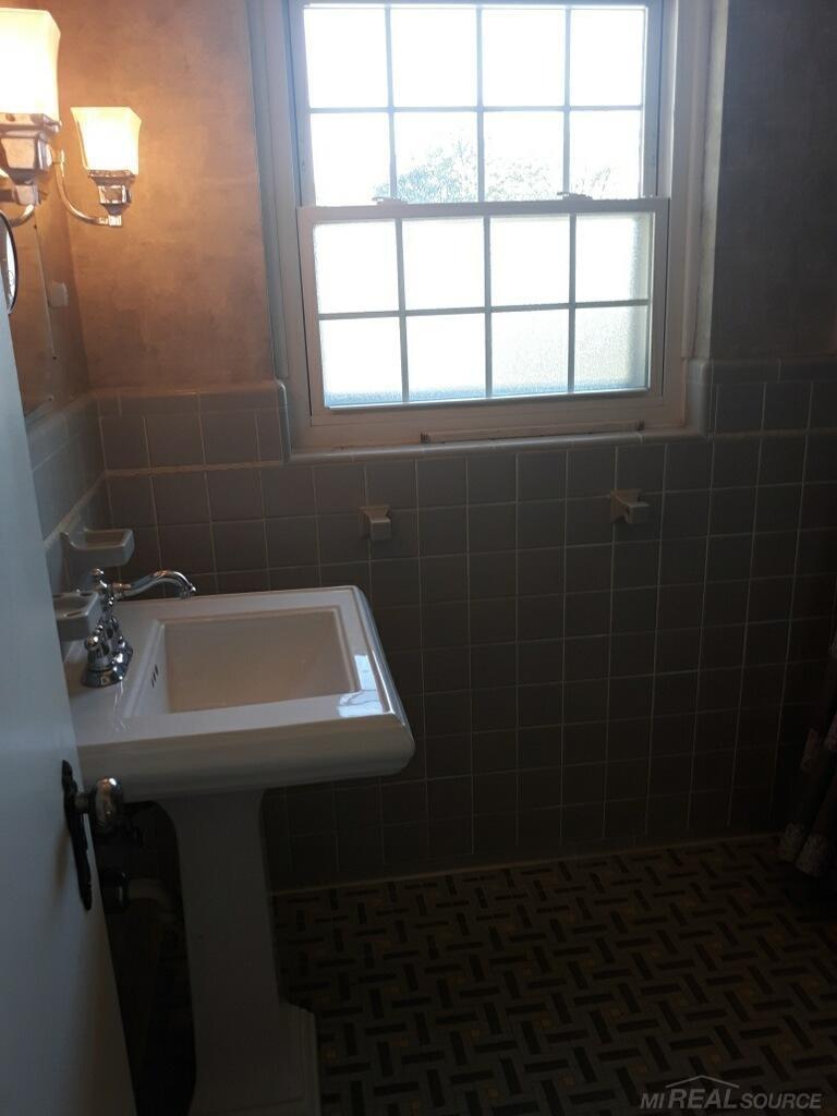 1728 Hampton Road Grosse Pointe Woods, MI 48236 - Photo 4 of 8