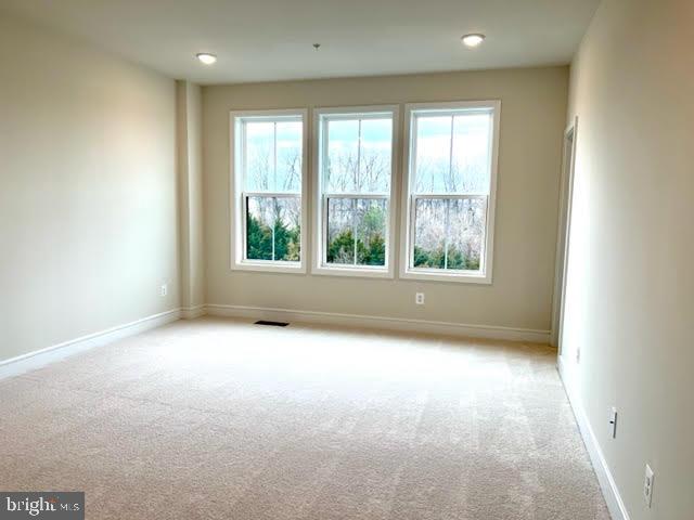 43264 Farringdon Square Ashburn, VA 20148 - Photo 14 of 27 an empty room with windows