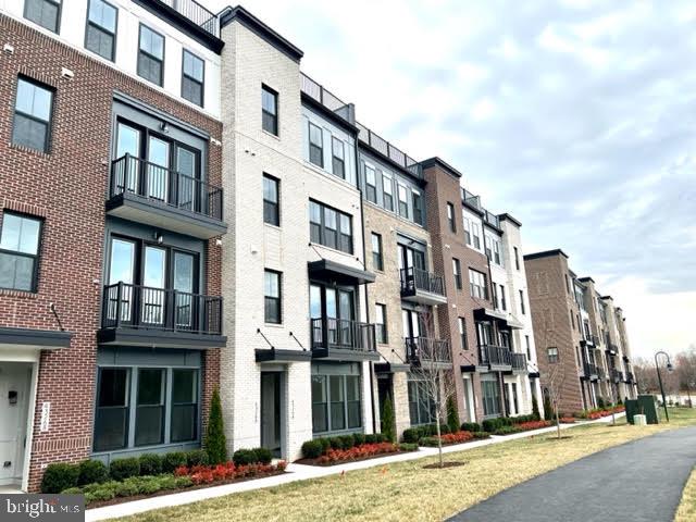 43264 Farringdon Square Ashburn, VA 20148 - Photo 2 of 27 a front view of a multi story building