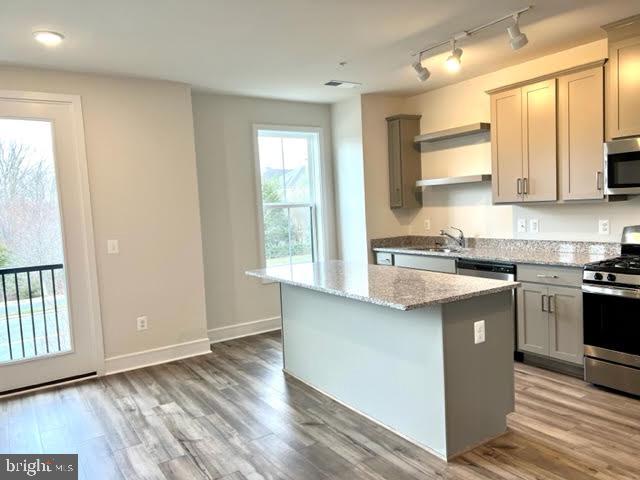 43264 Farringdon Square Ashburn, VA 20148 - Photo 8 of 27 a kitchen with granite countertop a stove a sink and a refrigerator
