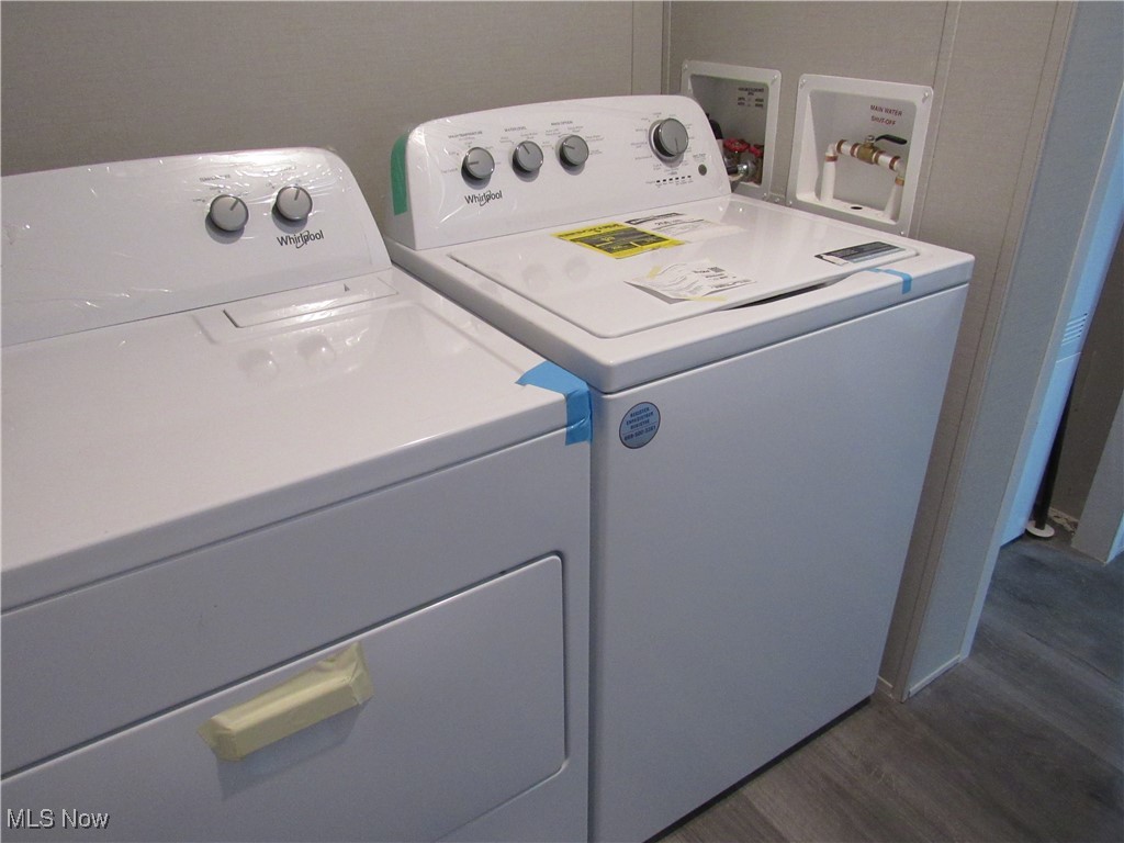 30 Kyle Lane Akron, OH 44310 - Photo 19 of 23 Laundry area with independent washer and dryer and hardwood / wood-style floors
