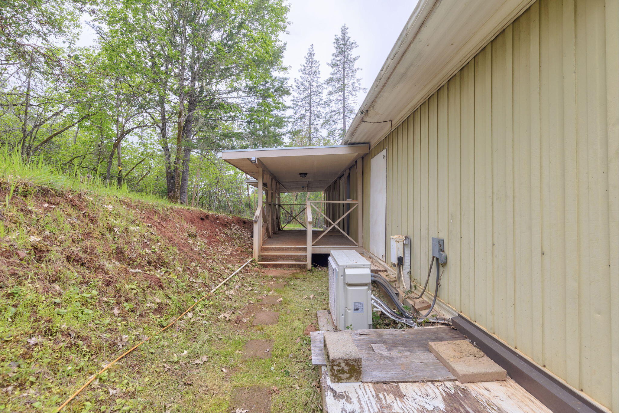 1111 Summit Loop Grants Pass, OR 97527 - Photo 37 of 41 Side Yard