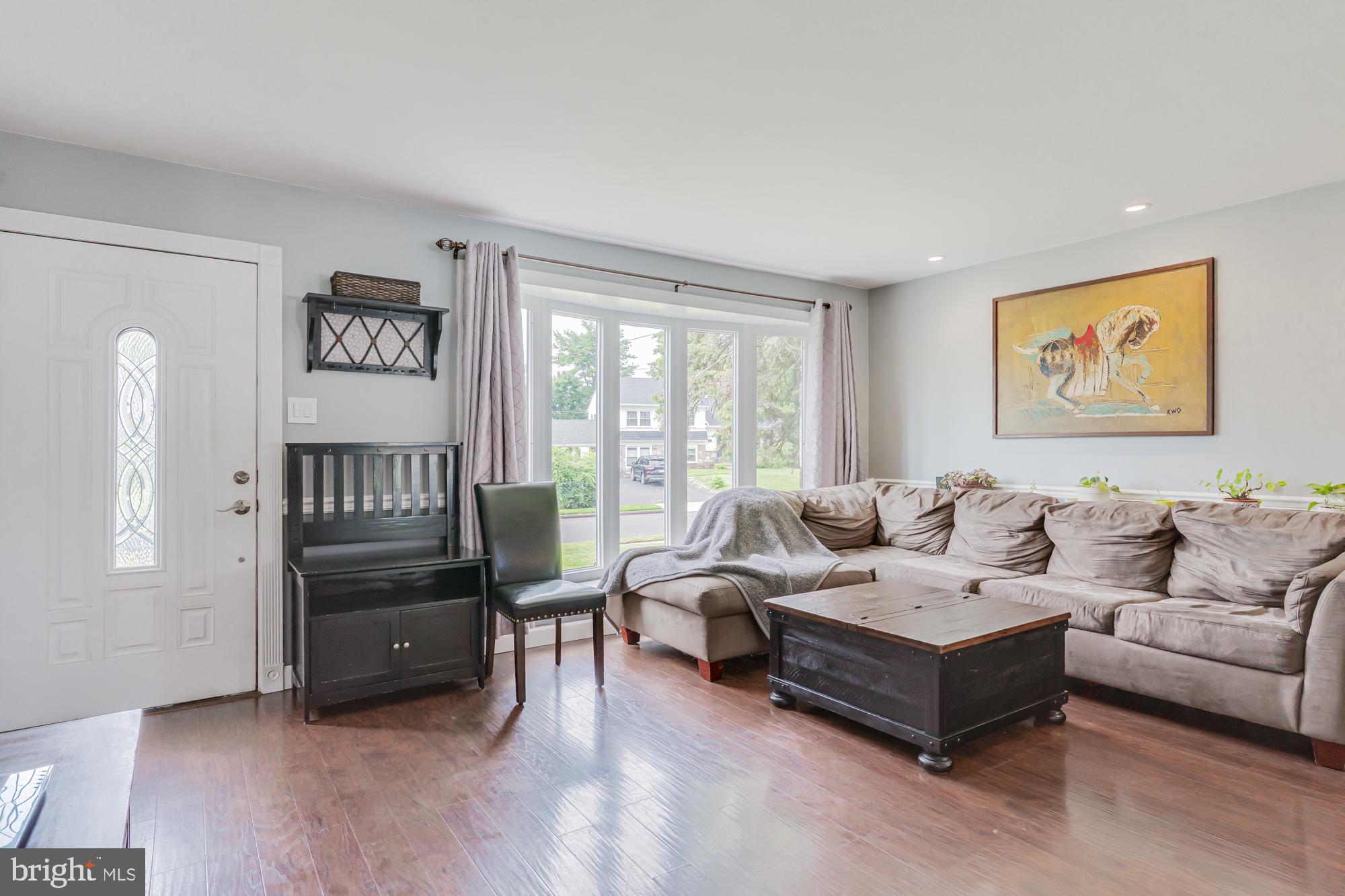1047 Coronet Road Warminster, PA 18974 - Photo 10 of 50 Living room