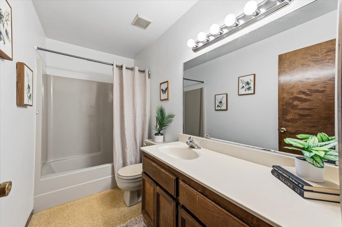 11521 Ragan Way Grass Valley, CA 95949 - Photo 17 of 37 Ample guest bath with tub shower and skylight.