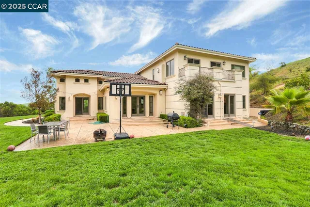 a view of a house with backyard porch and garden