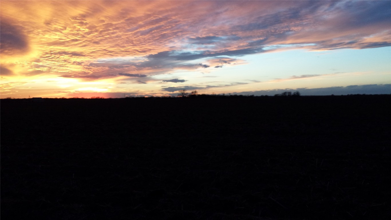 3402 County Road 405 Taylor, TX 76574 - Photo 19 of 23 a view of an ocean from a floor