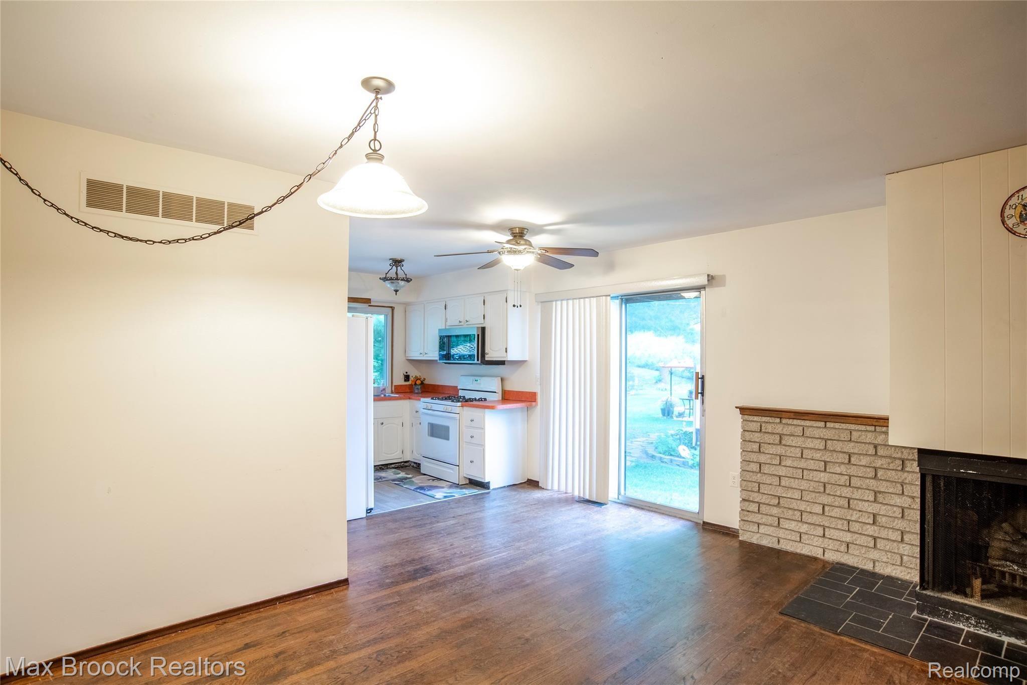 22633 Shadowpine Way Novi, MI 48375 - Photo 12 of 35 Family room into Kitchen