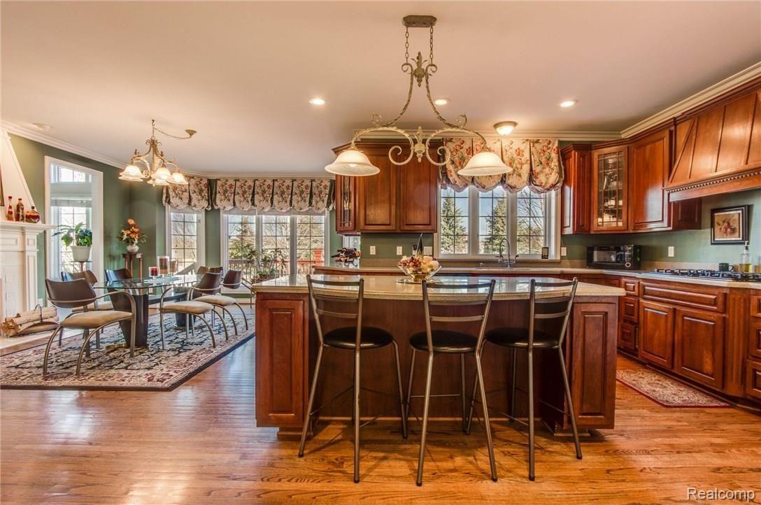 662 Springview Drive Rochester, MI 48307 - Photo 8 of 28 Kitchen 2.jpg