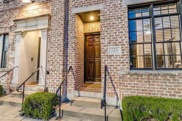 $649,999 | 723 South Cesar Chavez Boulevard, Dallas, TX 75201