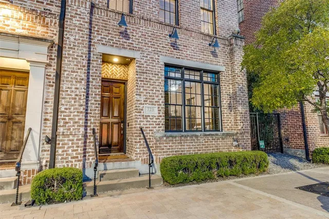 $649,999 | 723 South Cesar Chavez Boulevard, Dallas, TX 75201