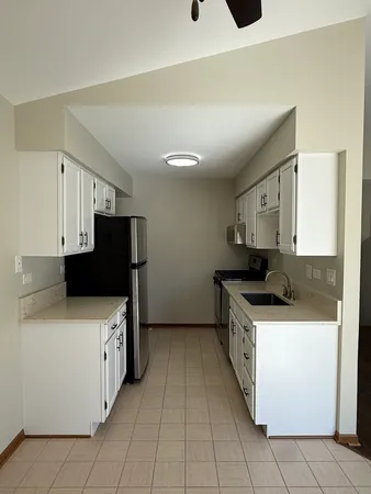$2,050 | 39 Spuhler Drive, Unit 39, Batavia, IL 60510