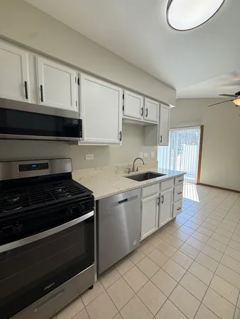 $2,050 | 39 Spuhler Drive, Unit 39, Batavia, IL 60510