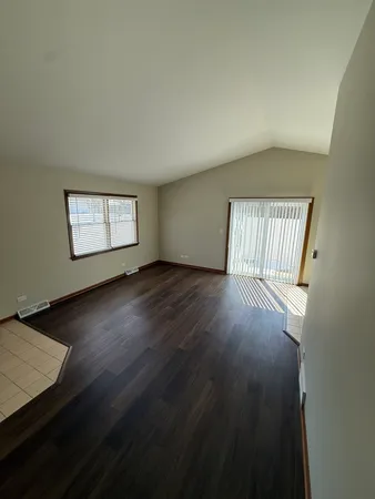 $2,050 | 39 Spuhler Drive, Unit 39, Batavia, IL 60510