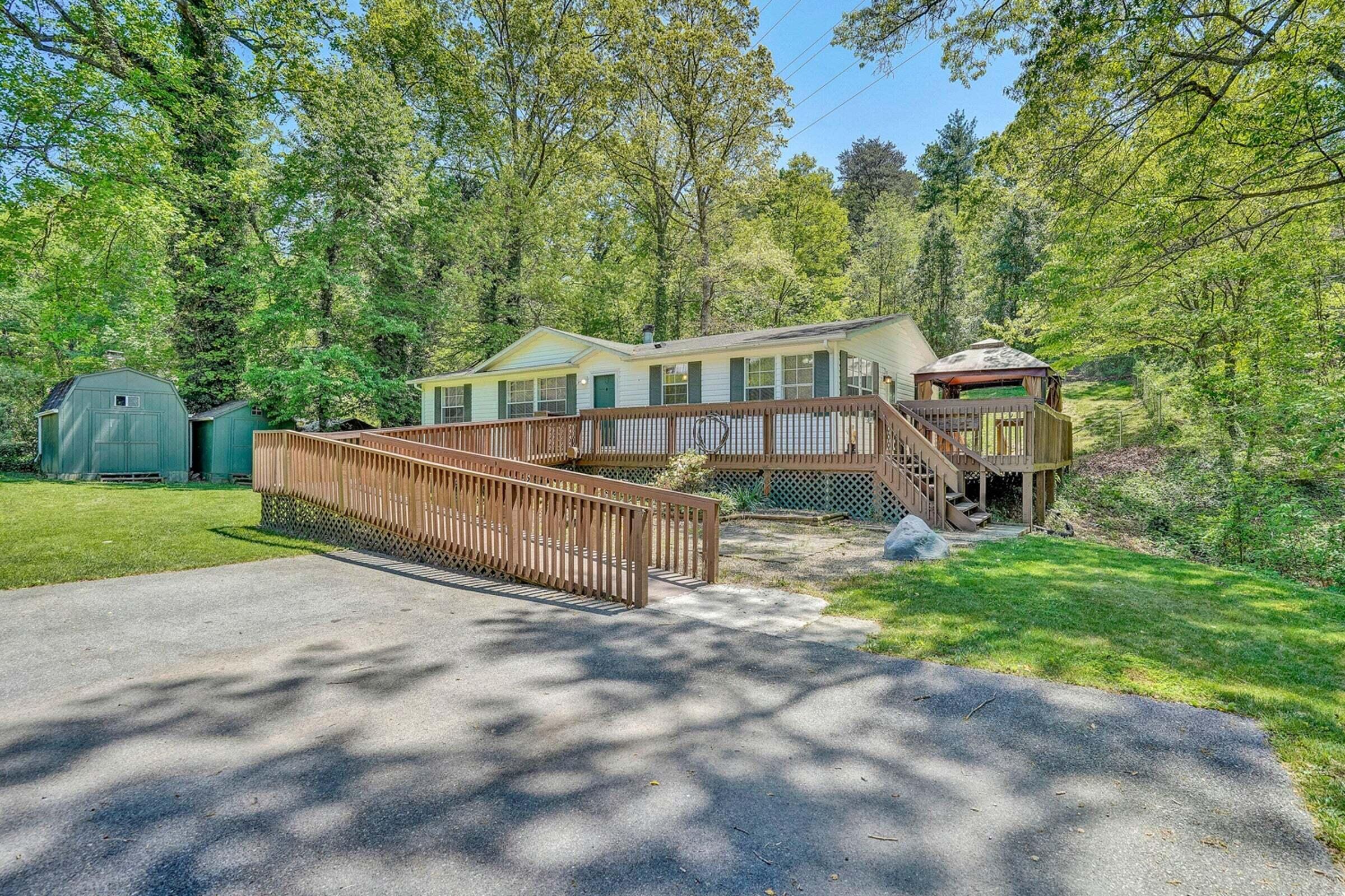 2027 Timberview Road Roanoke, VA 24019 - Photo 1 of 22 20240503193905164164000000-o