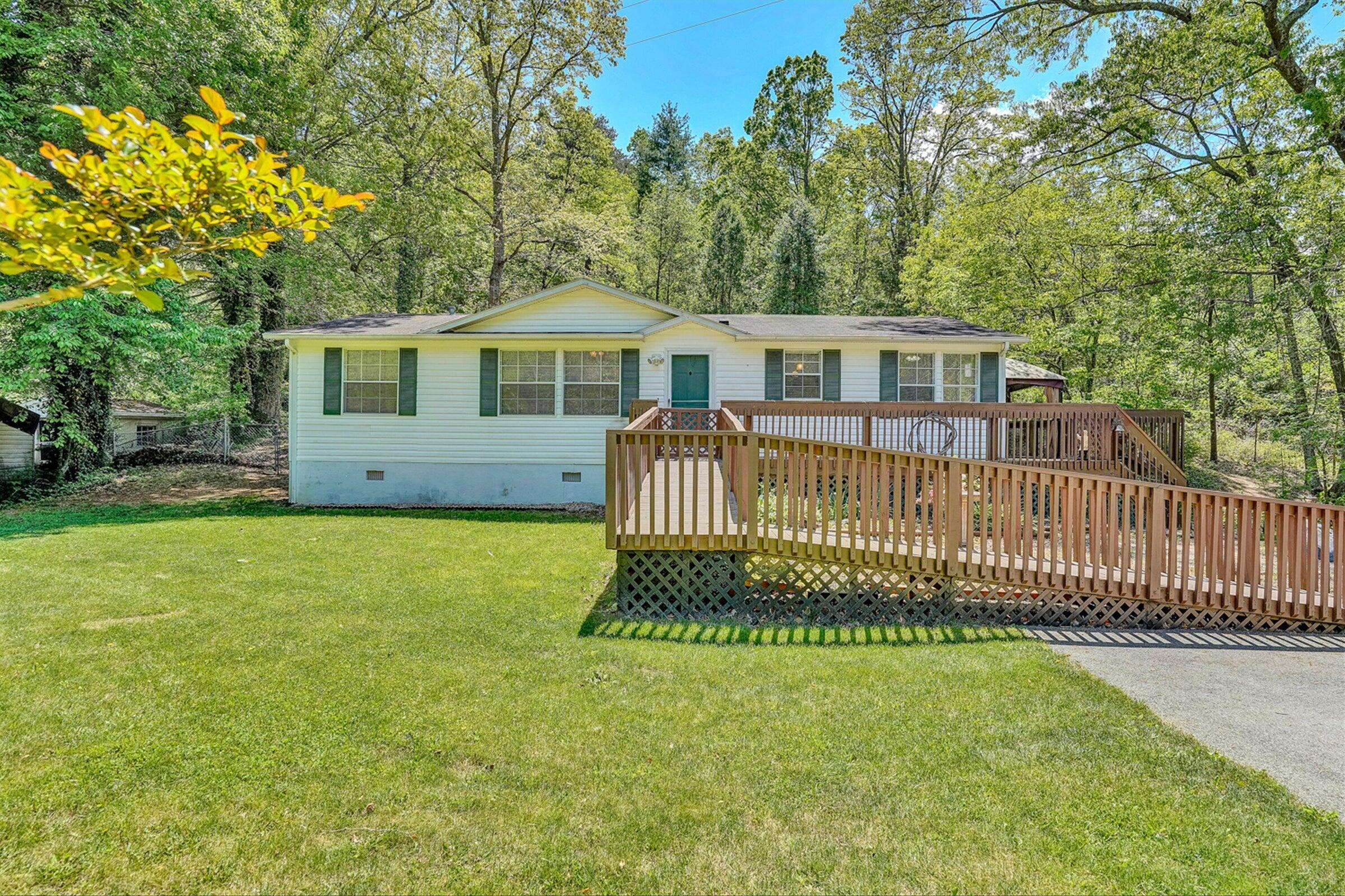 2027 Timberview Road Roanoke, VA 24019 - Photo 2 of 22 20240503222806557307000000-o