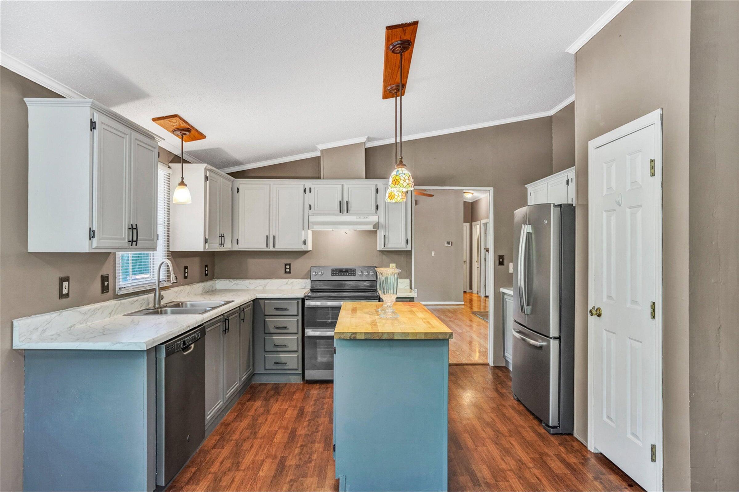 2027 Timberview Road Roanoke, VA 24019 - Photo 6 of 22 20240503222818158515000000-o
