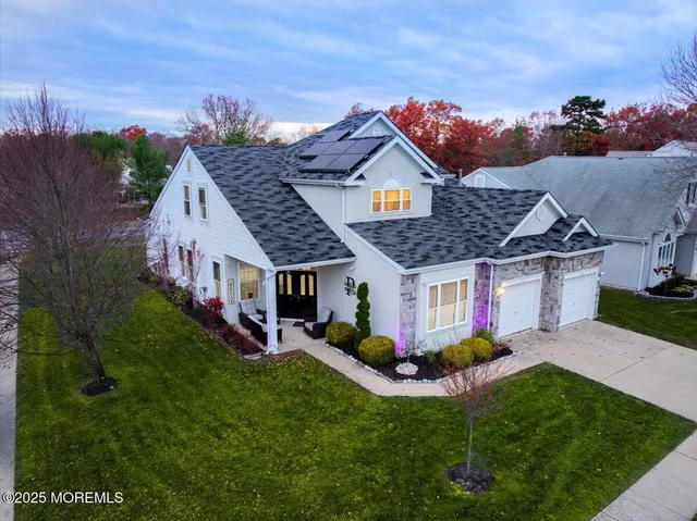 a view of a house with backyard and garden
