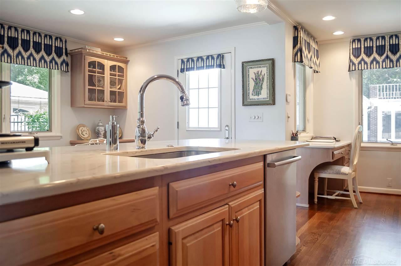 550 Roslyn Road Grosse Pointe, MI 48236 - Photo 12 of 48 31388633-11.JPG