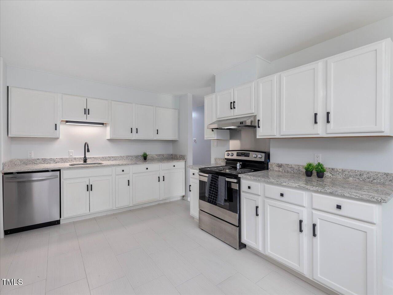 5129 Raynor Road Garner, NC 27529 - Photo 4 of 19 17-Kitchen