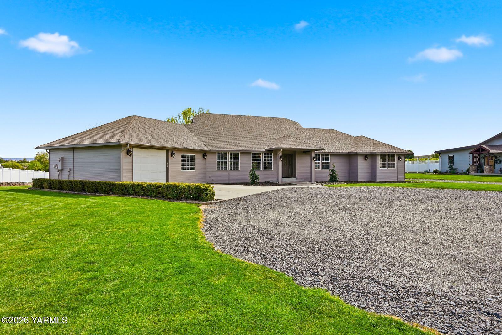 411 Mapleway Road Selah, WA 98942 - Photo 2 of 53 1_411 Mapleway Rd_003